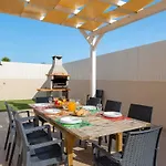 Villa Ruana - 5 Bedrooms On Suite- Free Out Door Hot Jacuzzi - By Bedzy